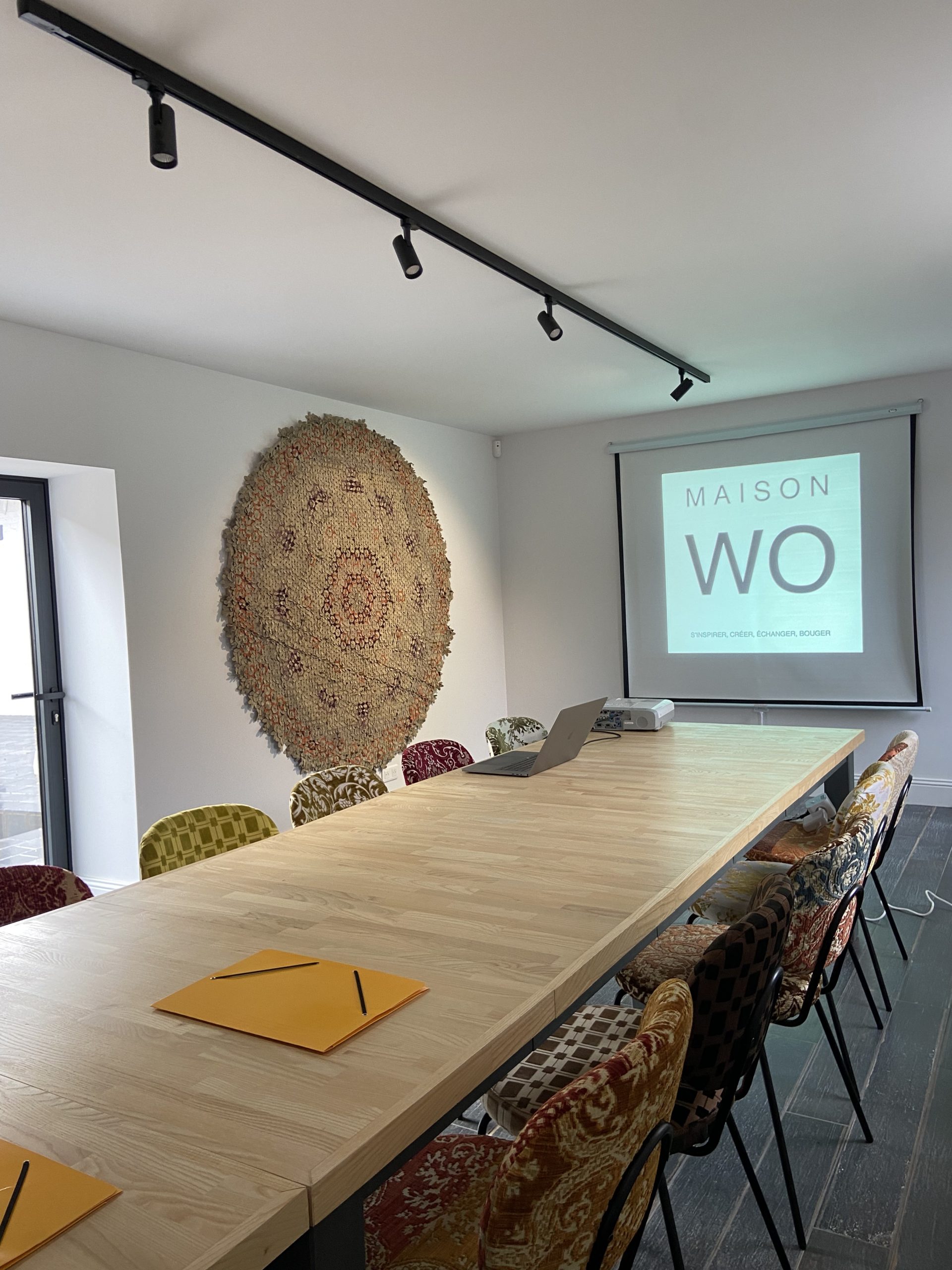 GRANDE SALLE CÔTÉ ÉCRAN